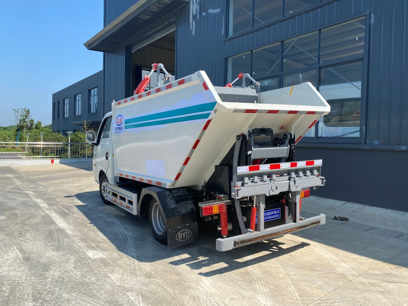 3.5方比亞迪T4純電動(dòng)自裝卸式垃圾車圖片5