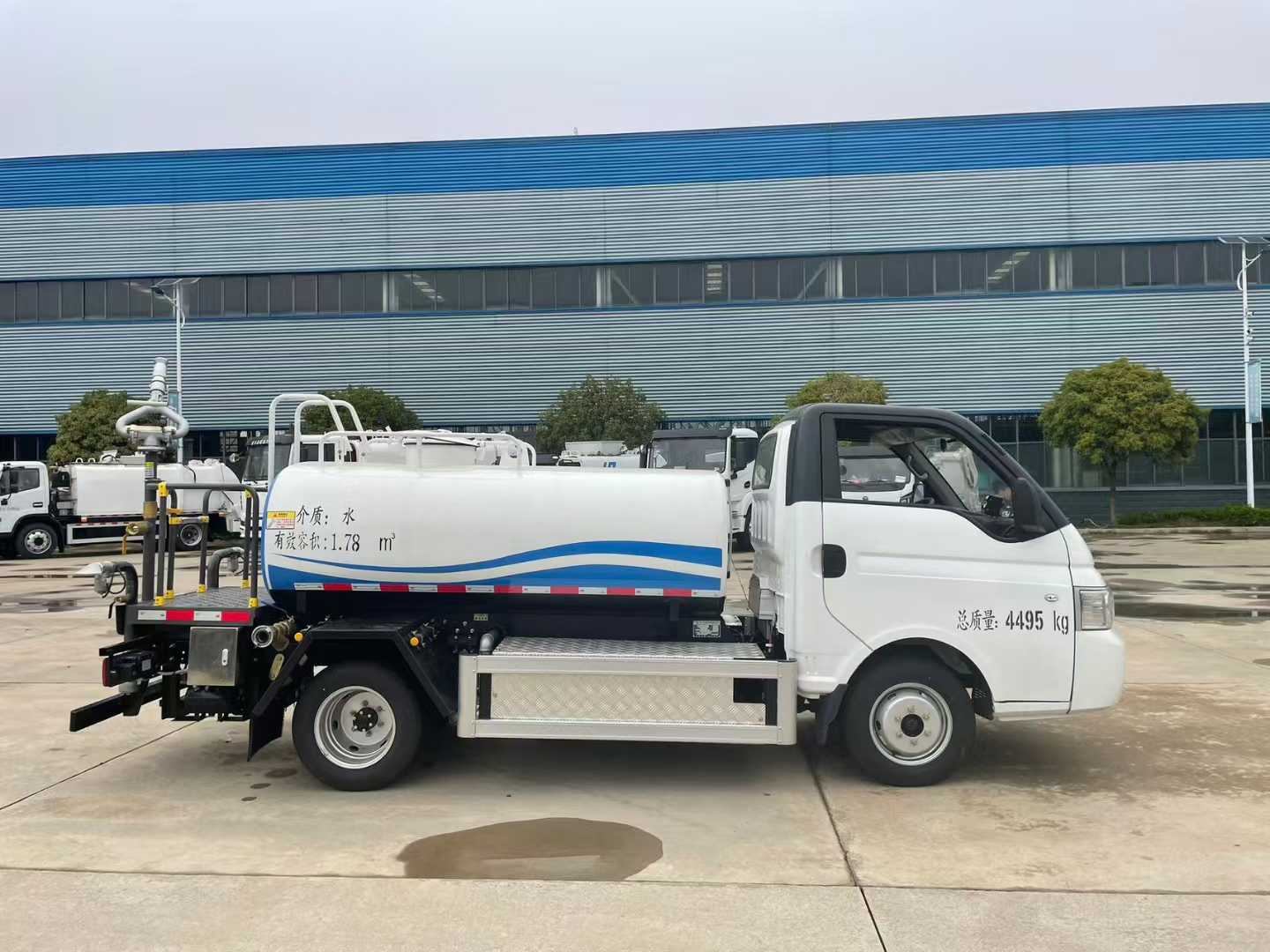 程力壹為2.5方純電動(dòng)綠化噴灑車灑水車圖片2