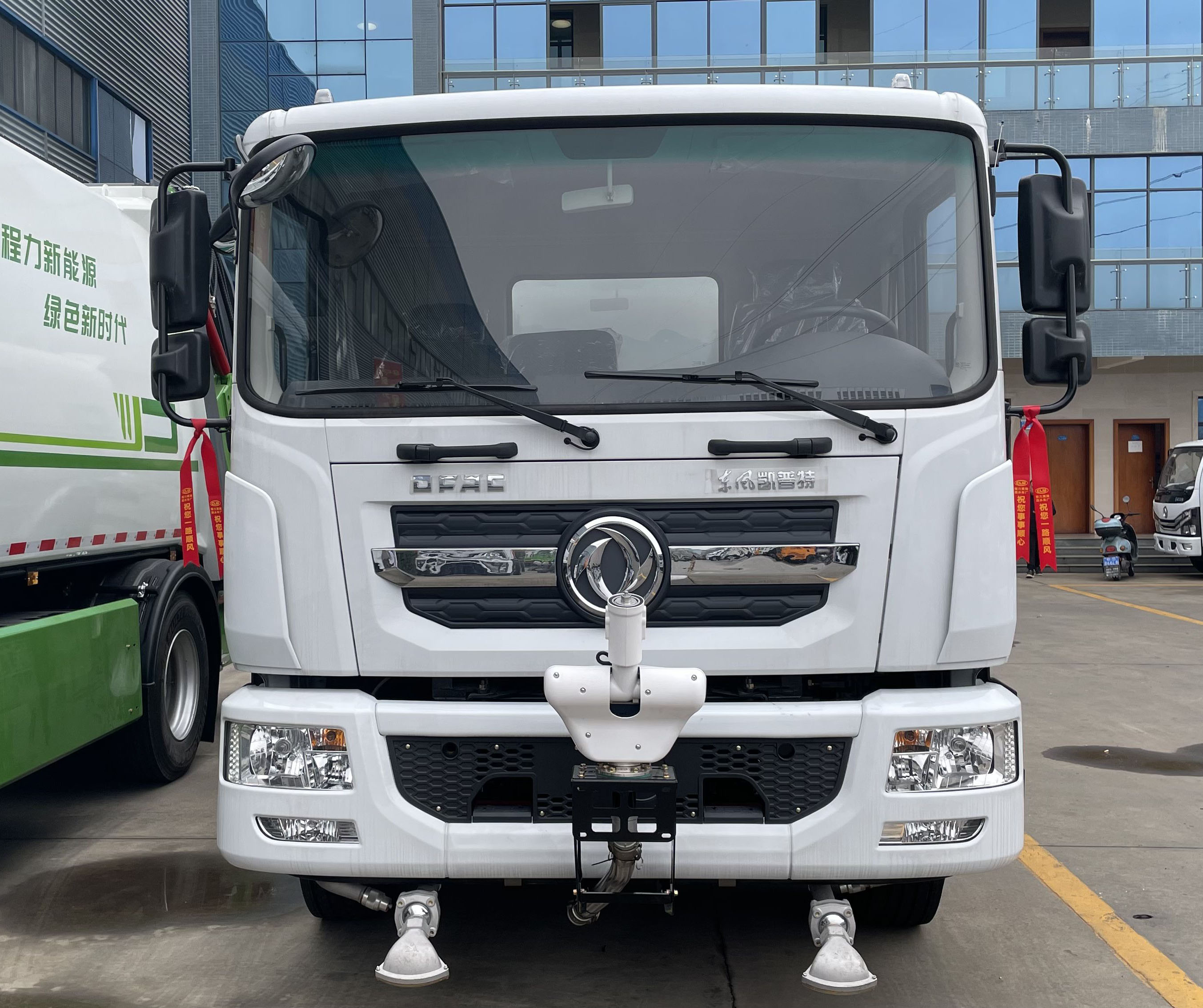 東風(fēng)凱普特12方純電動(dòng)綠化噴灑車圖片2