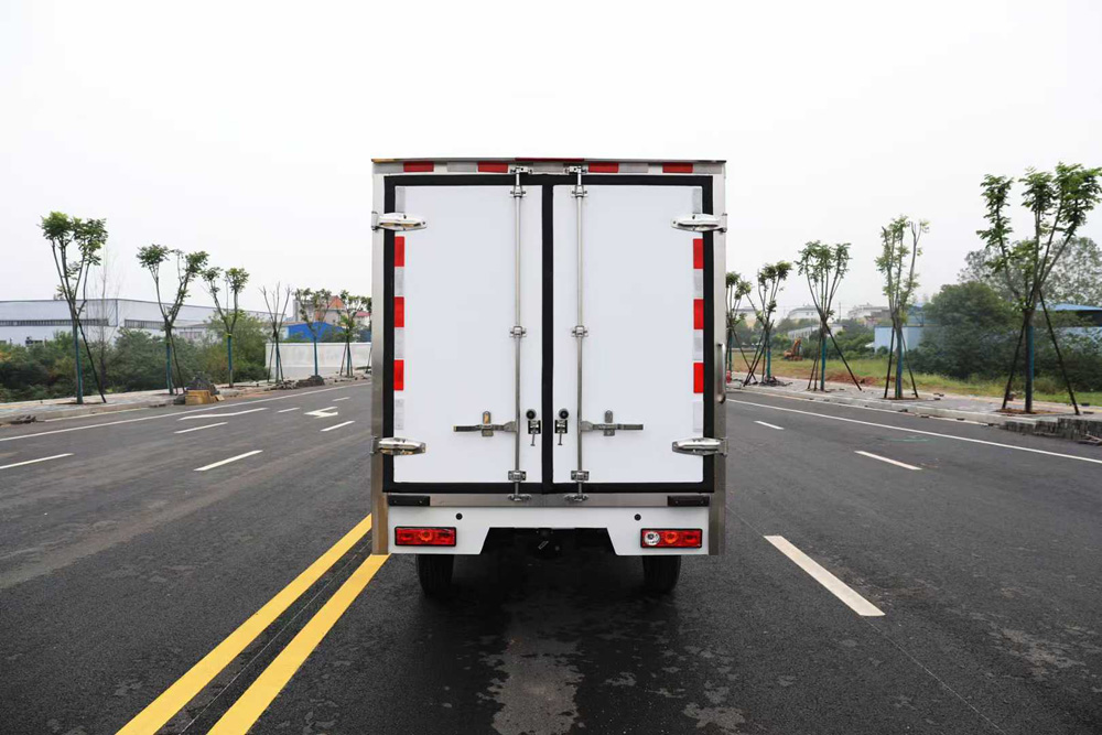 吉利?F1E 純電動(dòng)箱式冷藏運(yùn)輸車F類圖片5