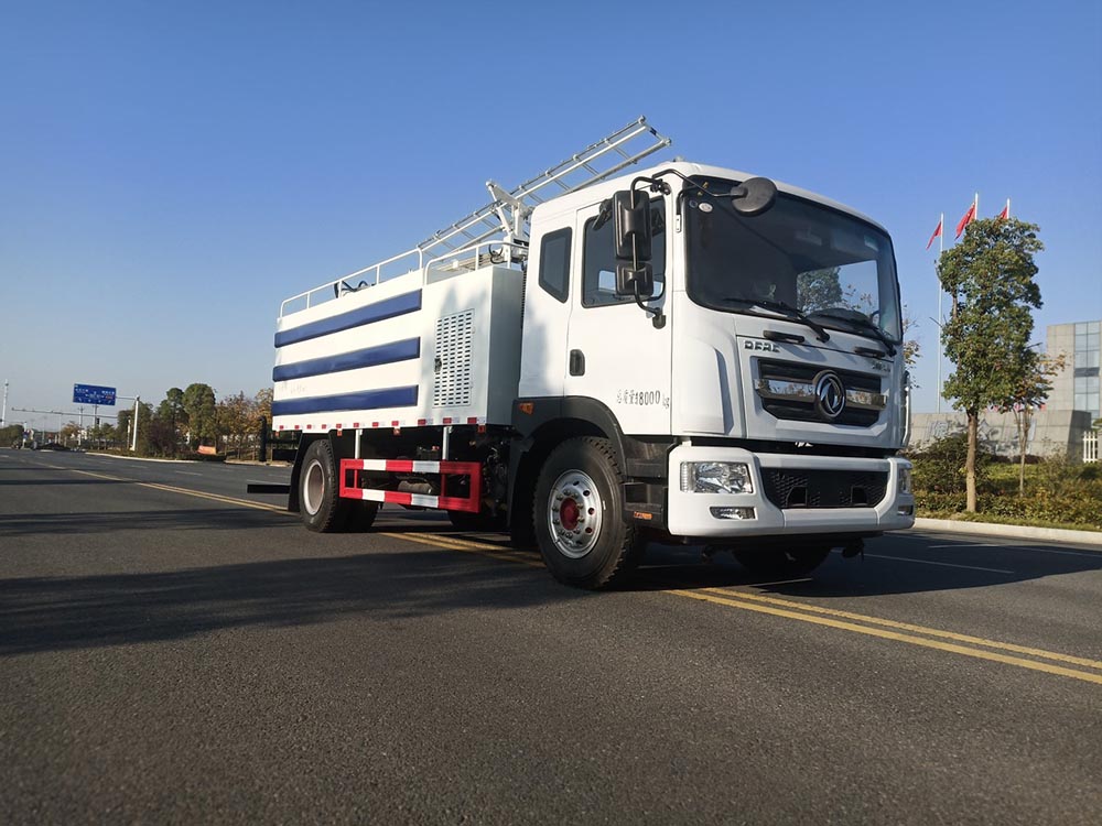 東風(fēng)多利卡D9光伏板清洗車(chē)