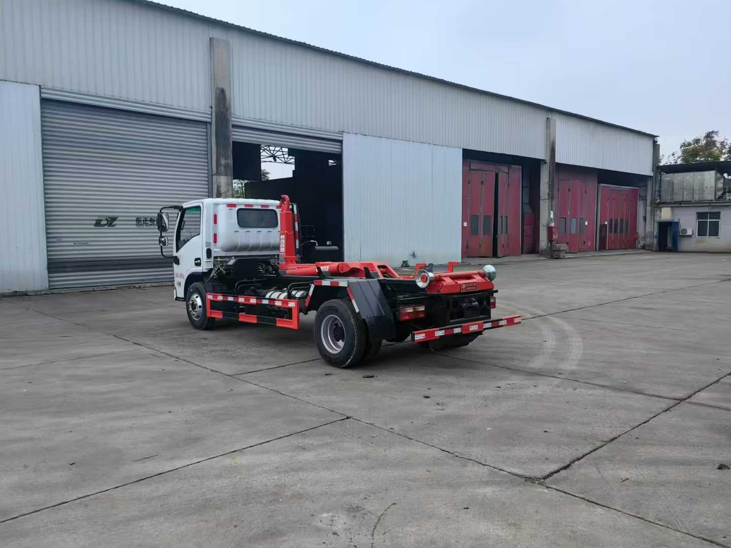 東風(fēng)福瑞卡車廂可卸式垃圾車圖片4