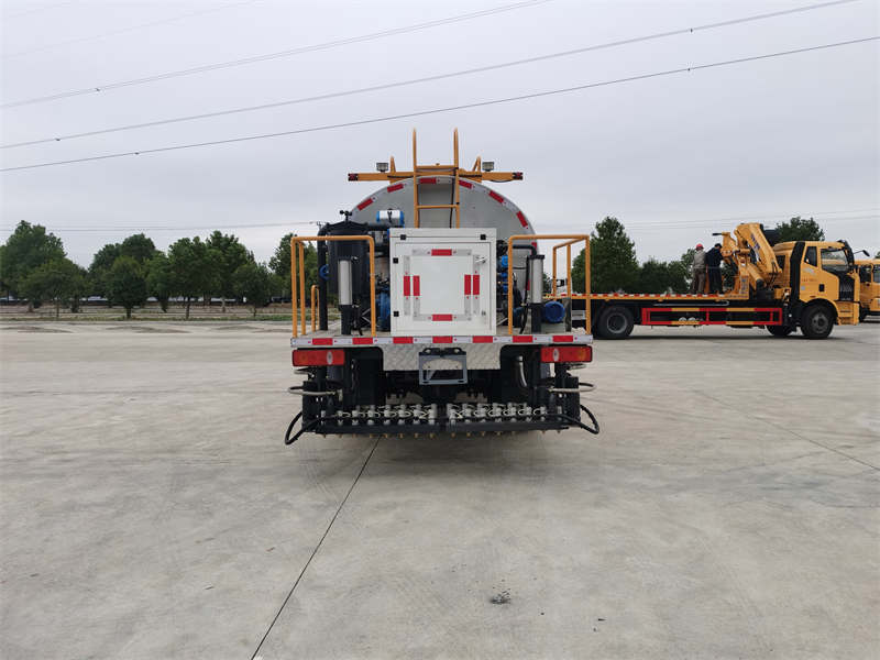 東風(fēng)華神5.65方標準型瀝青灑布車圖片5