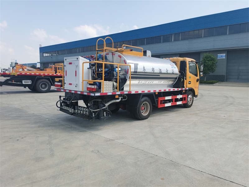 東風小多利卡高端瀝青灑布車圖片4