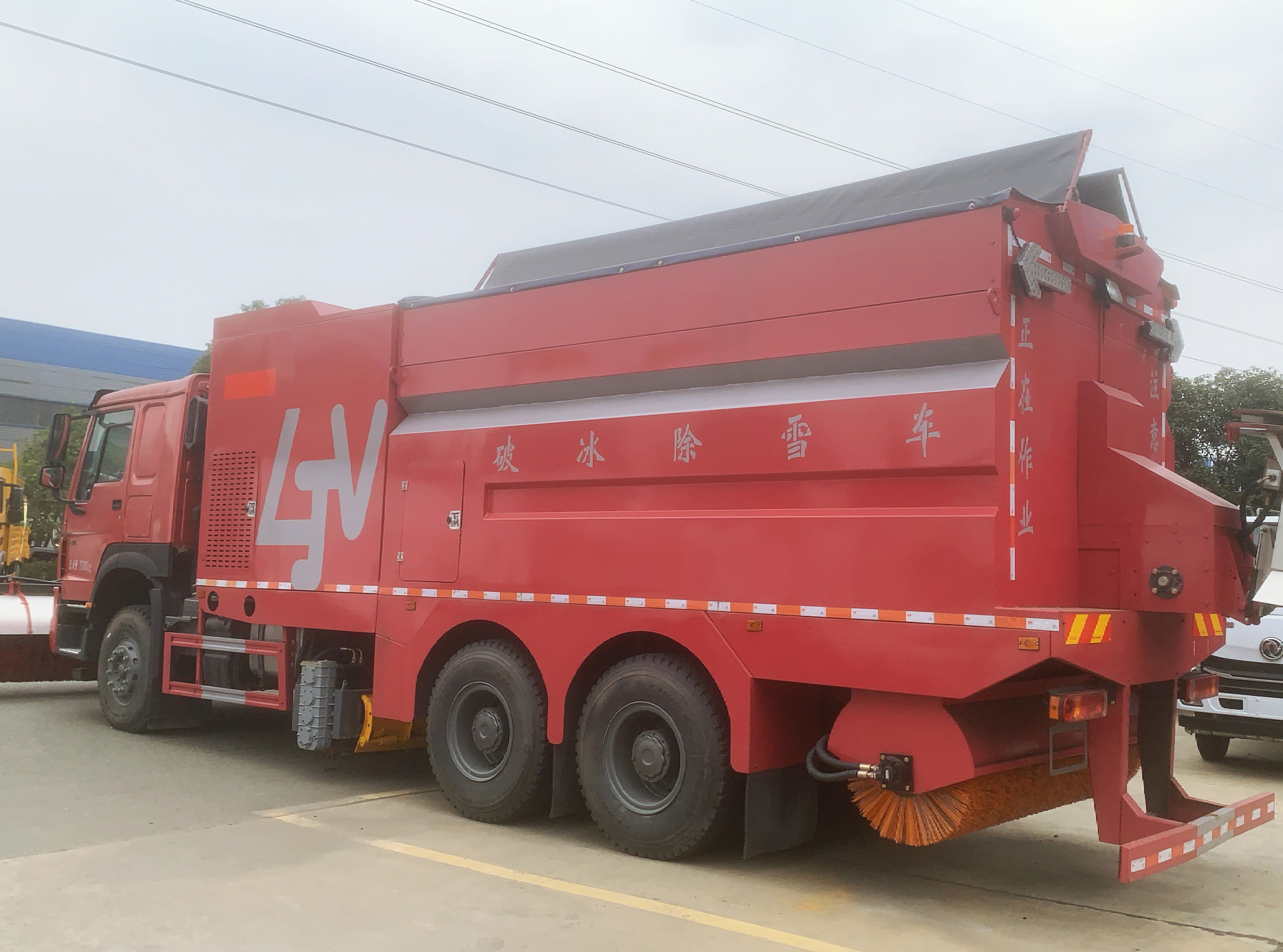 重汽豪沃后雙橋破冰除雪車,加裝撒布機,可配雪鏟雪滾圖片4